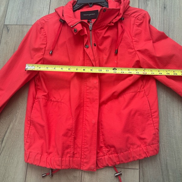 Women’s Banana Republic Red Zip Up Hooded Jacket - Size M - Picture 11 of 15